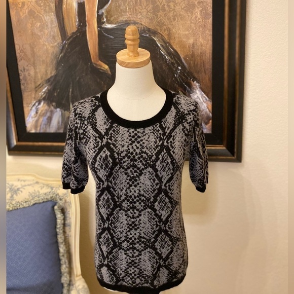 NWOT C by Bloomingdales Cashmere Shirt Sleeve Sweater  Size S Snakeskin Print - Picture 1 of 5